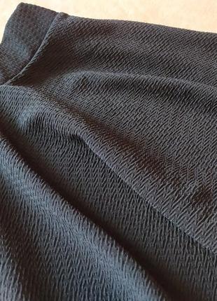 Базовая чёрная фактурная юбка высокая талия2 фото