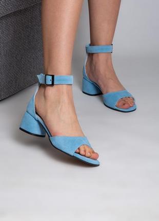 Замшевые нежно-голубые босоножки на каблуке 5 см3 фото