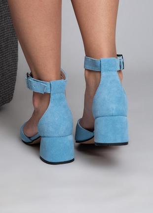 Замшевые нежно-голубые босоножки на каблуке 5 см6 фото