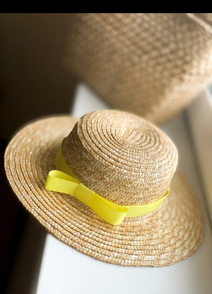 Соломенная шляпка канотье желтым бантом
