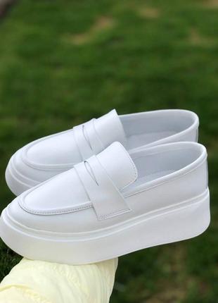 Нереально стильные белые кожаные лоферы кеды