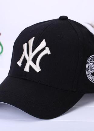 Кепкa new york yankees чорна з білими літерами