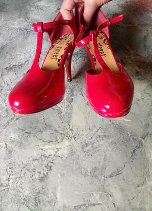 Красные туфли на красной подошве2 фото