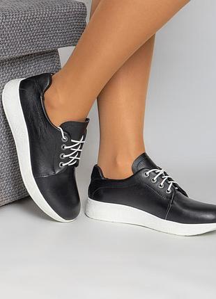 Кожаные базовые кроссовки 38 размера