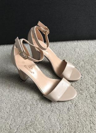 Жіночі босоніжки