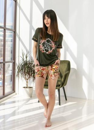 Женский комплект с шортами из вискозы - цветы1 фото