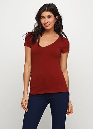 Оригинальная футболка с треугольным вырезом от бренда h&m 02152480042 разм. xs