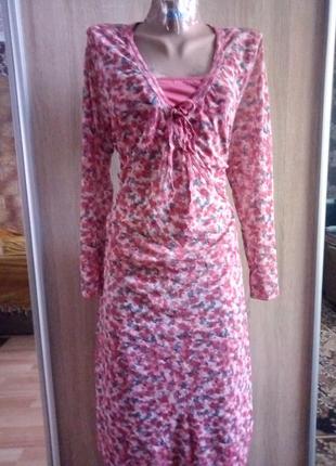 Платье с ярким принтом