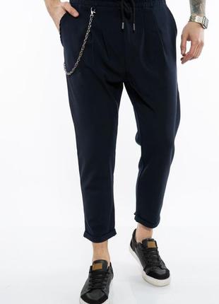 Стильні короткі чоловічі однотонні брюки чоловічі штани з декоративною ланцюжком