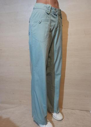 Сафарі-штани м'ятного кольору.