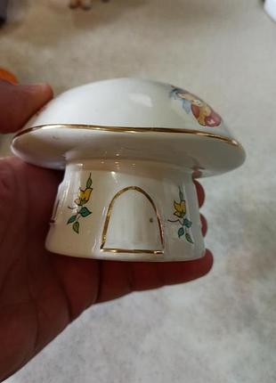 Винтажная керамическая копилка в форме гриба мишки на отдыхе. англия, 80-е годы.