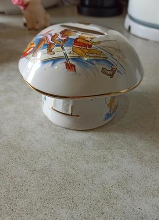 Винтажная керамическая копилка в форме гриба мишки на отдыхе. англия, 80-е годы.