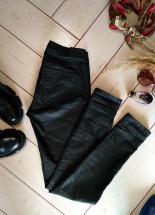 Чёрные штаны с напылением, легинсы, лосины, тянутся, штаны под кожу, экокожа5 фото