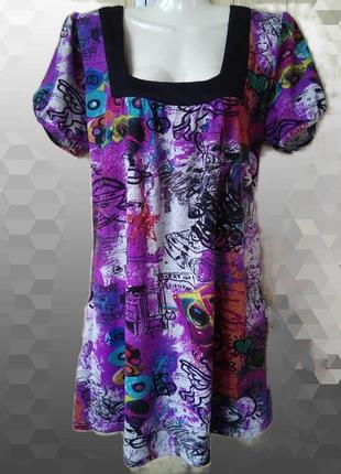 Эффектное свободное короткое платье туника с рукавами-фонариками и креативным принтом3 фото
