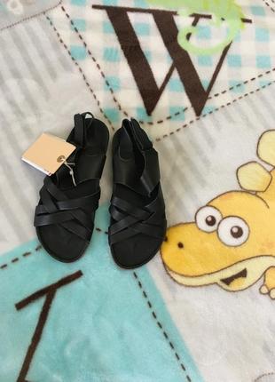 Шкіряні босоніжки zara мають супінатор