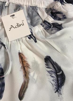 Дуже гарна і стильна брендовий блузка в перышках.