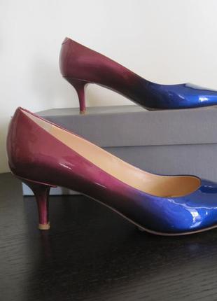 Красивые туфли-лодочки на невысоком каблуке двуцветные лакированные р. 371 фото