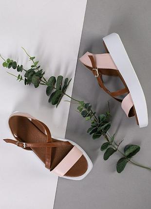 Шкіряні жіночі босоніжки з красивою підошвою