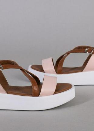 Шкіряні жіночі босоніжки з красивою підошвою