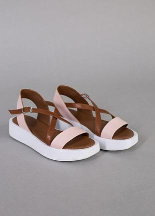 Шкіряні жіночі босоніжки з красивою підошвою