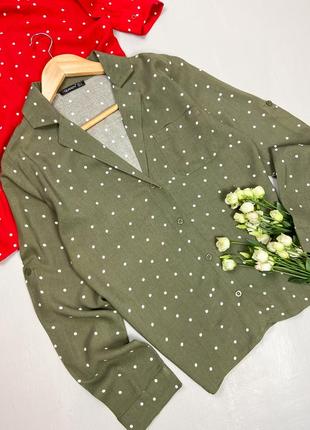 Блуза в горошок кольору хакі з v-подібним вирізом queen2 фото