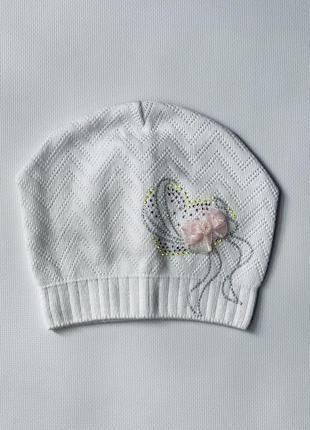 Детская белая демисезонная шапка для девочки со стразами