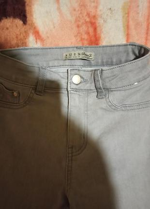 Светло-серые джинсы скинни с завышенной талией на худи низкую девушку2 фото