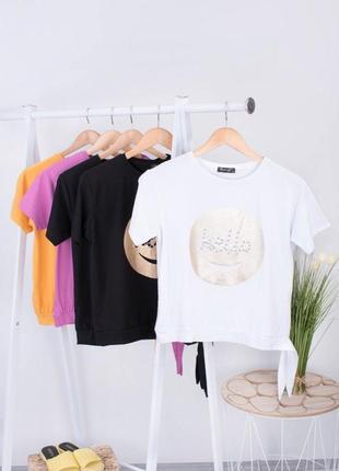 Стильная белая футболка с рисунком надписью