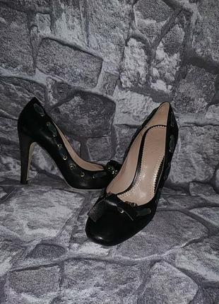 Красивые лодочки chloe с кожаным бантиком и цепочкой