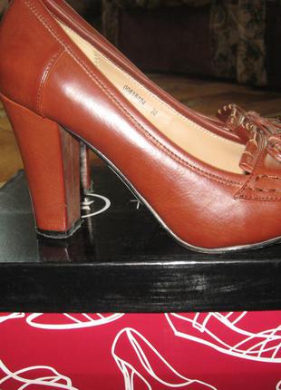 Коричневые осенние туфли на устойчивом каблуке2 фото
