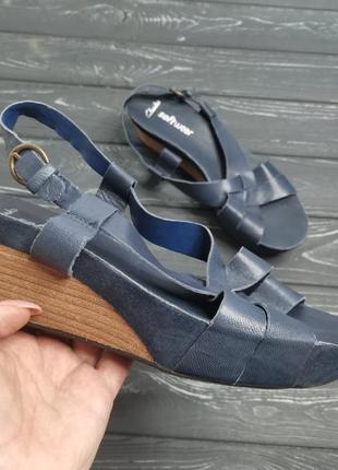 Роскошные кожаные босоножки