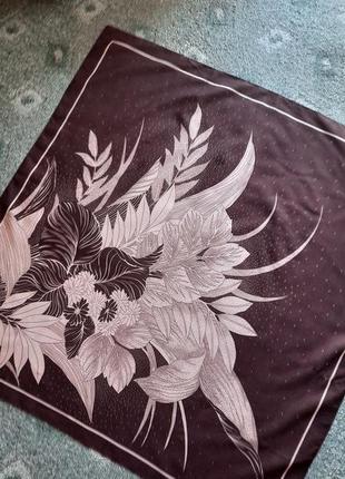 Очень красивый платок в принт "цветы"