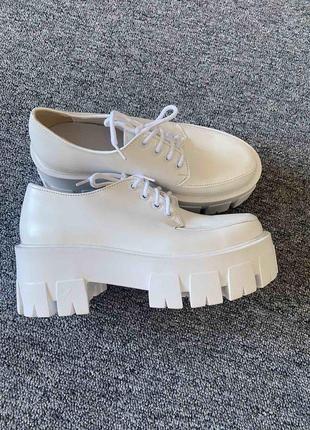 Кожаные белые туфли на массивной подошве