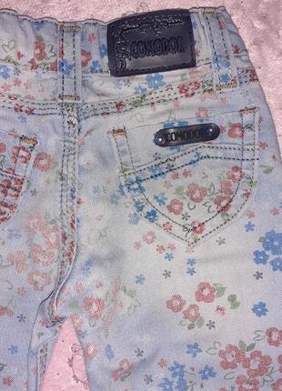 Модные легкие джинсы с цветочным принтом4 фото