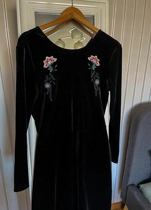 Чорне оксамитове плаття з вишивкою4 фото