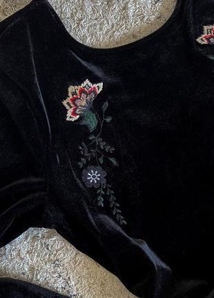 Чорне оксамитове плаття з вишивкою5 фото