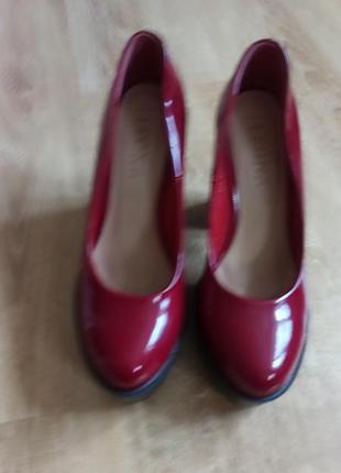 Лаковые туфли