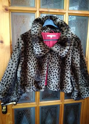 Шубка короткая,женище из искусственного меха.