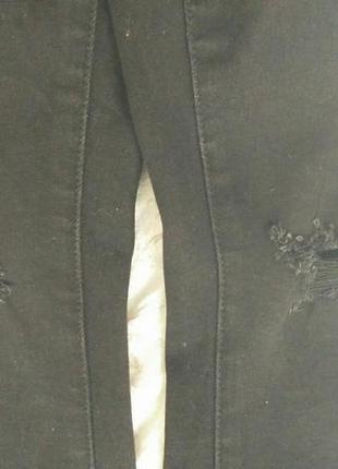Черные джинсы штаны для беременных с декоративными порезами на коленях.3 фото