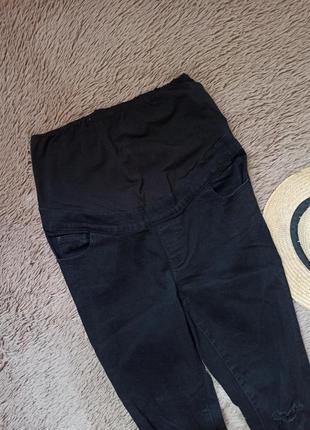 Черные джинсы штаны для беременных с декоративными порезами на коленях.4 фото