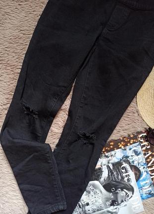 Черные джинсы штаны для беременных с декоративными порезами на коленях.5 фото