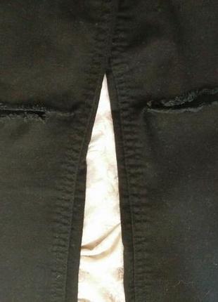 Черные джинсы штаны для беременных с декоративными порезами на коленях.6 фото