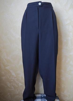 Классические синие брюки со стрелками.