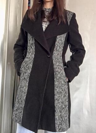 Демисезонное чёрное пальто со вставками1 фото