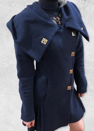 Темно-синее пальто в стиле авангард с капюшоном6 фото