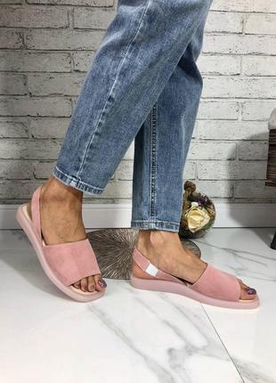 Босоніжки на танкетці натуральна замша