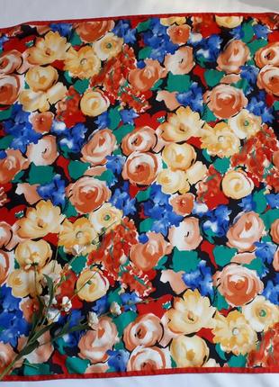 Шелковый итальянский платок в цветочный принт шов роуль (87 см на 85 см)2 фото