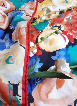 Шелковый итальянский платок в цветочный принт шов роуль (87 см на 85 см)4 фото
