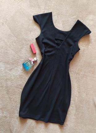 Шикарне чорне щільне ошатне плаття з золотими лелітками виріз на спині5 фото