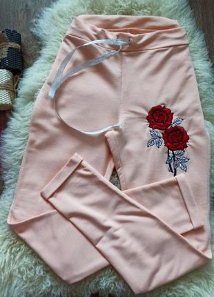 Классные прогулочные штанишки с вышитыми розами